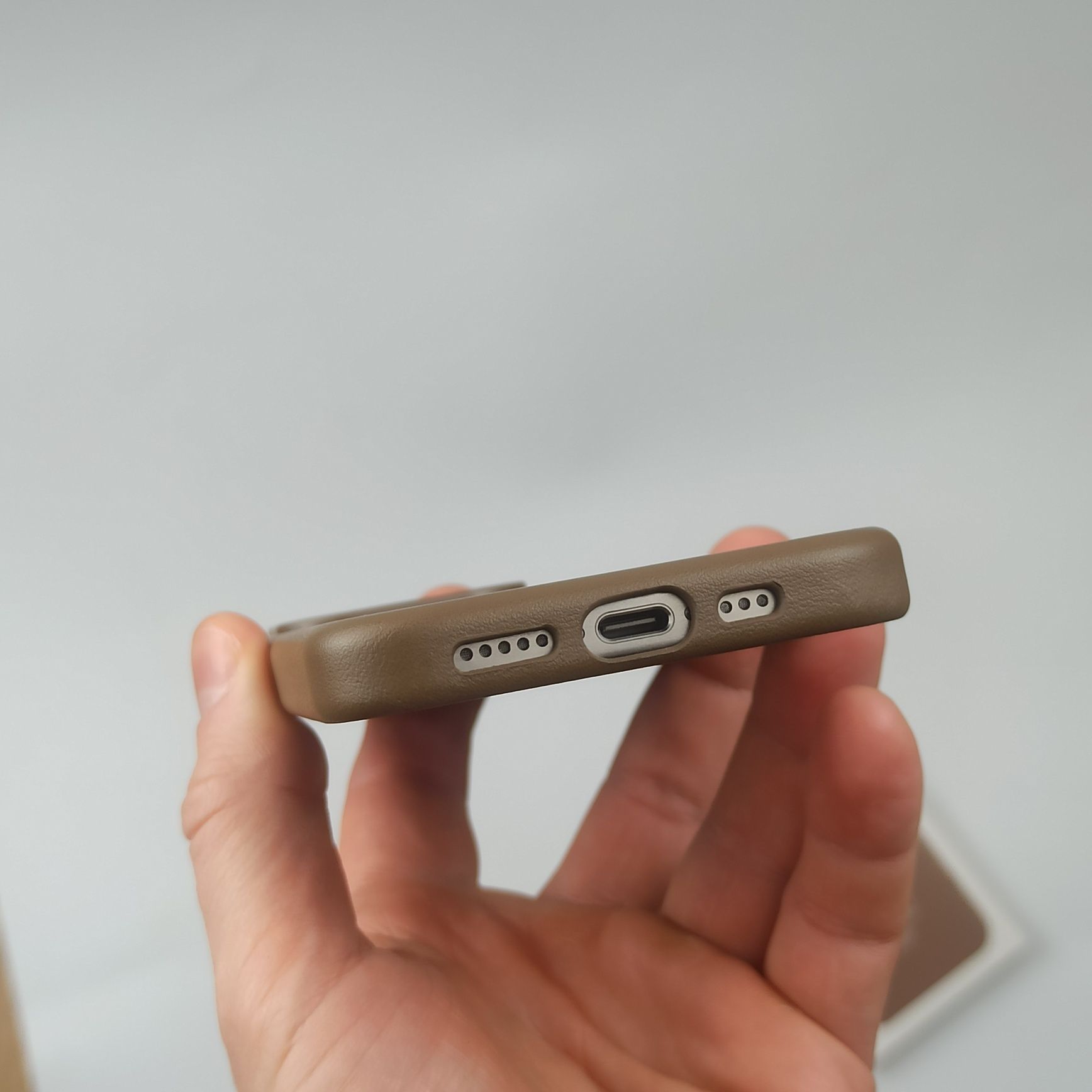 Чехол iPhone 15 Pro Leather Case Magsafe (Taupe)