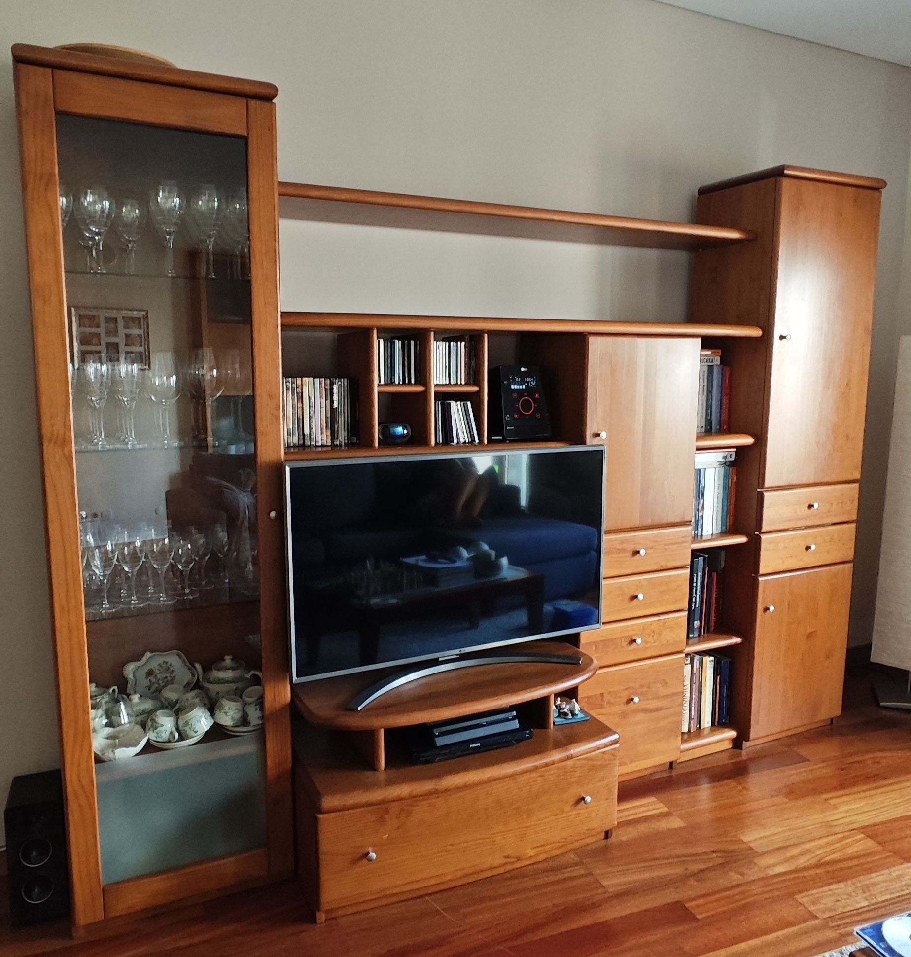 Móvel de sala com apoio TV