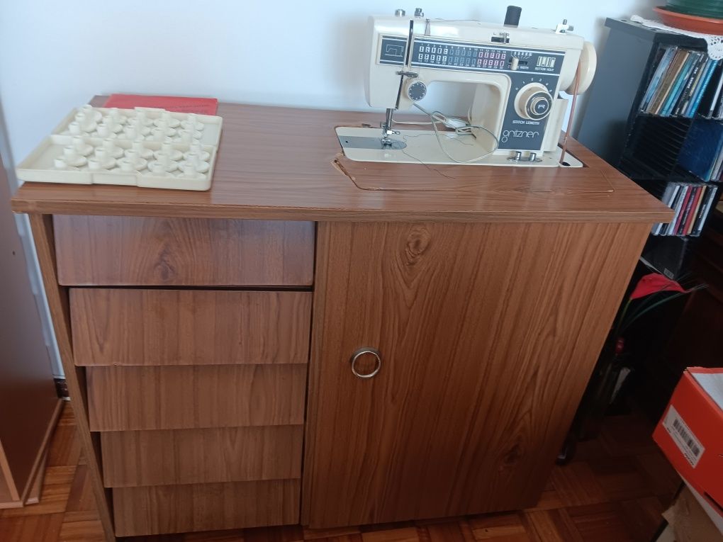 Maquina de costura e de bordar Gritzner (marca alemã)