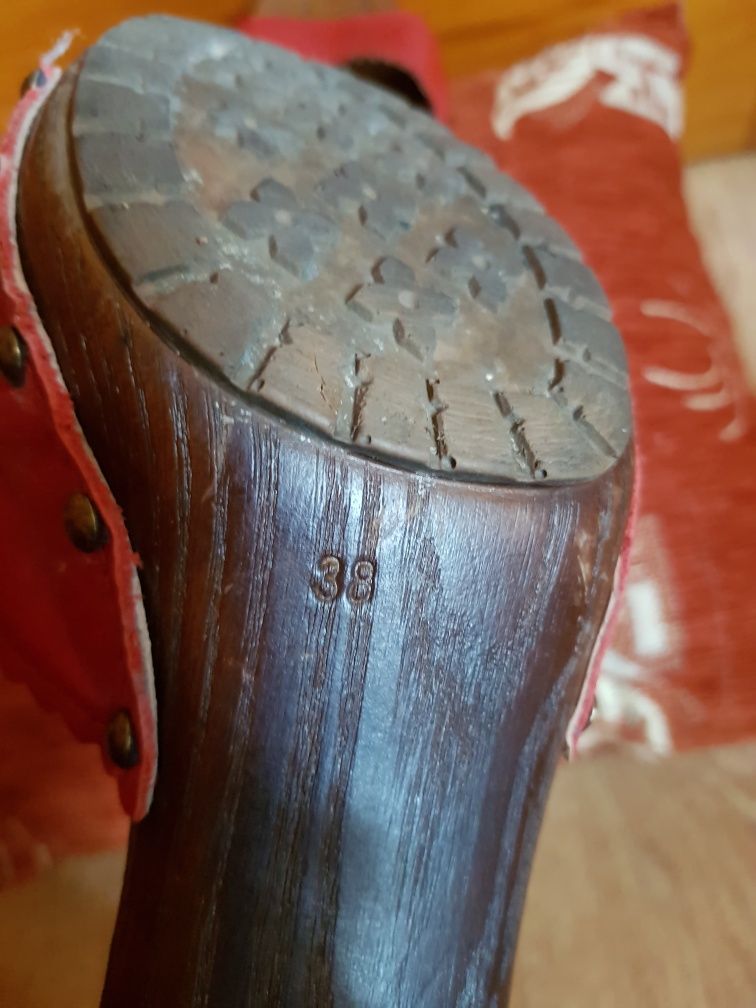 Czerwone buty klapki drewniaki