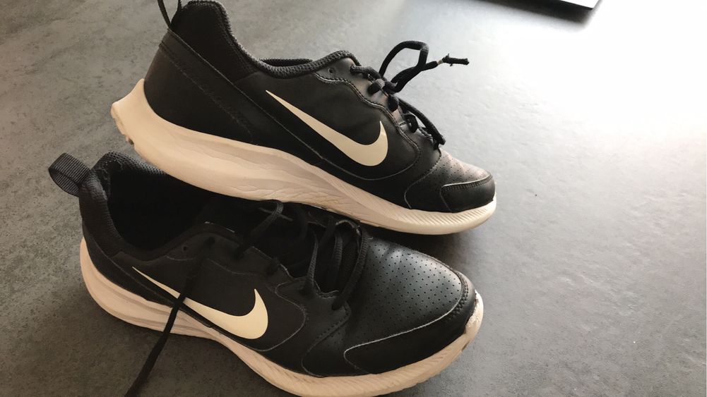 Buty czarne, sznurowane Nike, rozm. 40,5