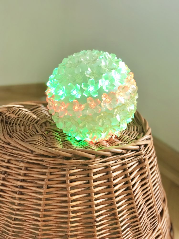 Lampka dekoracyjna kula z kwiatuszkami LED