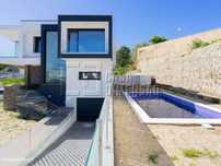 Moradia localizada na zona da Caparica, com Garagem, Piscina e Jard...