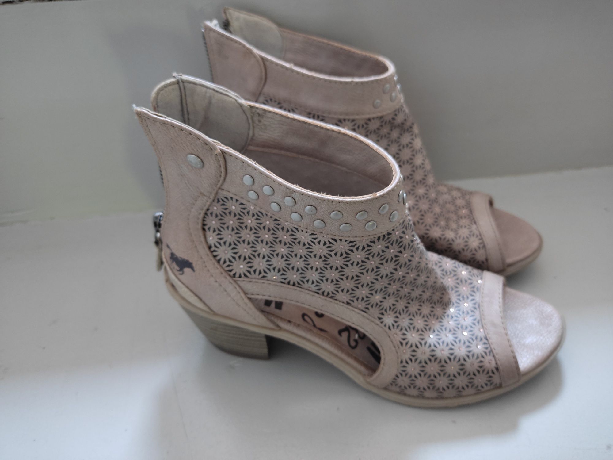 Botins de verão Mustang