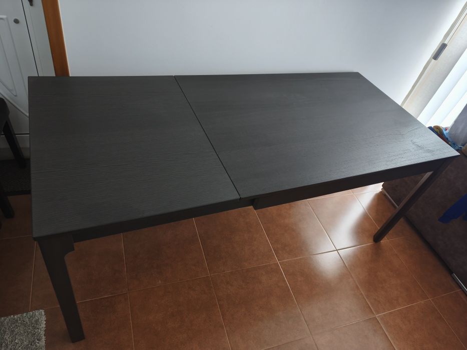 Mesa extensível com 4 cadeiras como novas vendo á melhor oferta