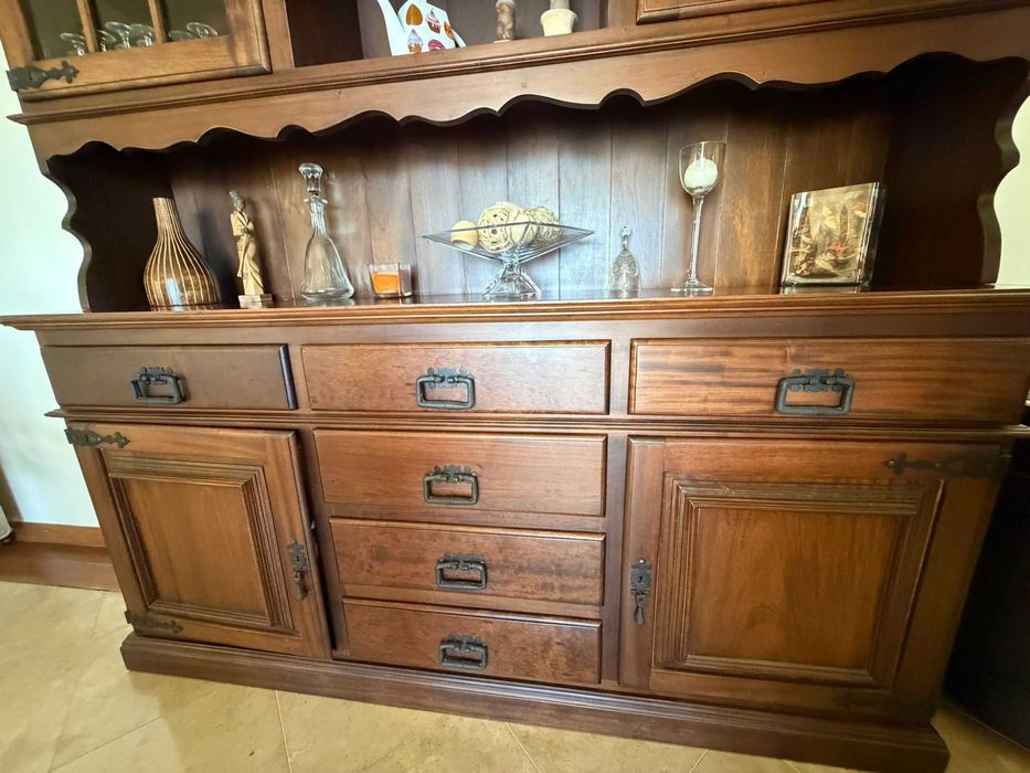 Conjunto de sala de jantar em madeira maciça