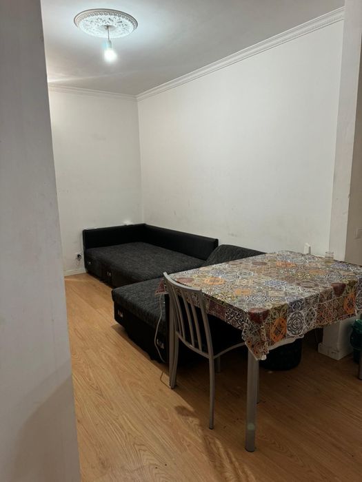 Quarto compartilhado frente Estacão de metro via rapida viso