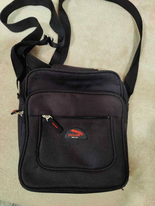 Mala tiracolo preta da Jaguar em bom estado