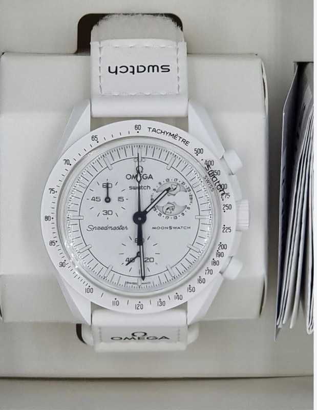 Omega x Swatch Snoopy SO33W700 – Perłowa Biel Księżyca