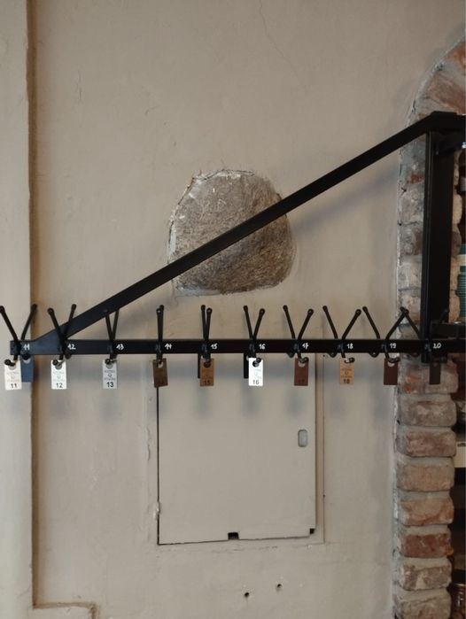 Wieszaki szatnia z numerkami