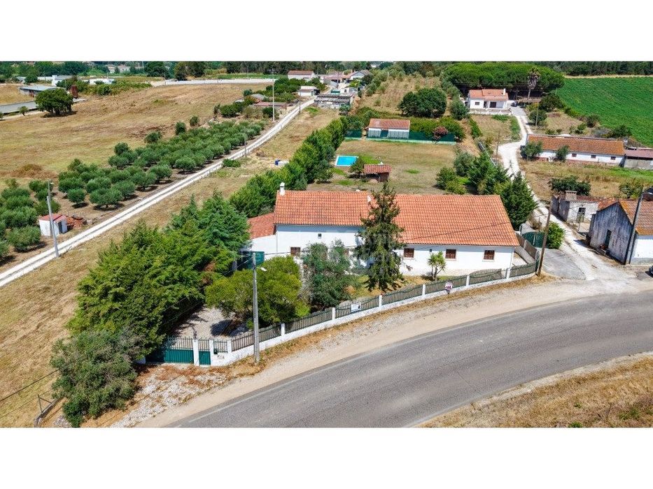 Moradia T4 térrea com mezanino, piscina e espaço exterior em Rio Maior