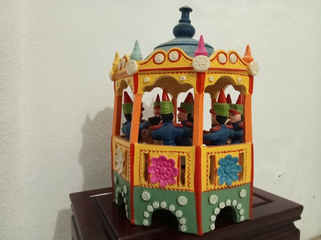 Coreto em barro, pelo artista Carlos Baraça