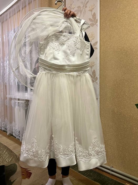 Продам плаття на зріст 162 червоне, біле дитяче на 134