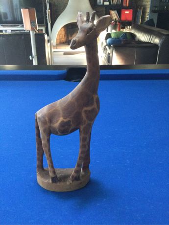 Estatueta de uma girafa em madeira