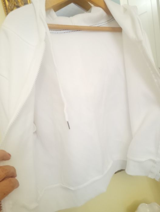 Biała śliczna krótka damska bluza z kapturem
