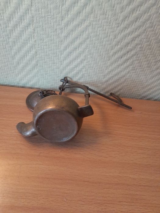 Lampka oliwna z mosiądzu stojącą i wisząca