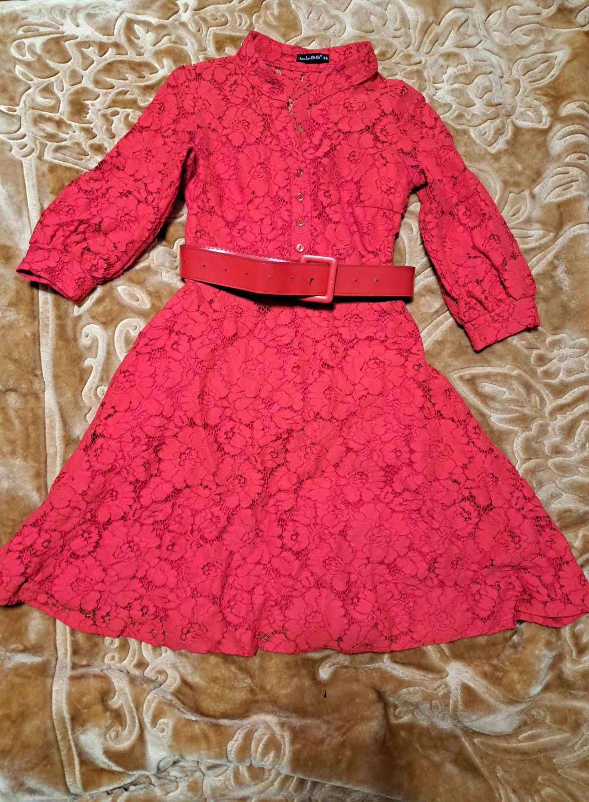 Червона мереживна  сукня