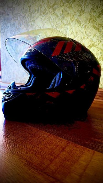 Мото шлем чорний з нотками червоного