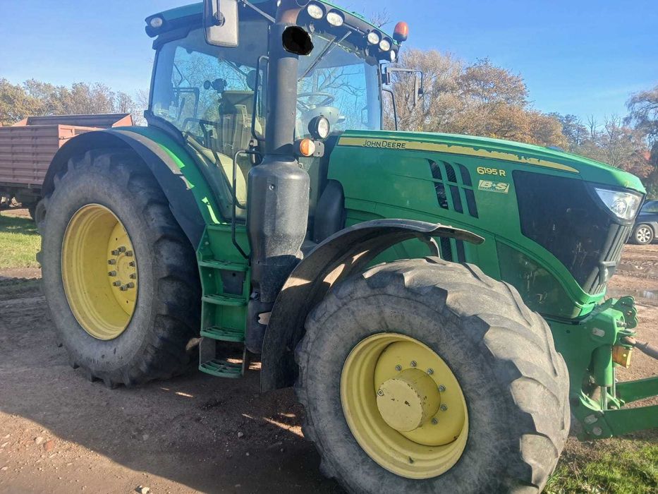 Ciągnik John Deere 6195R uszkodzony