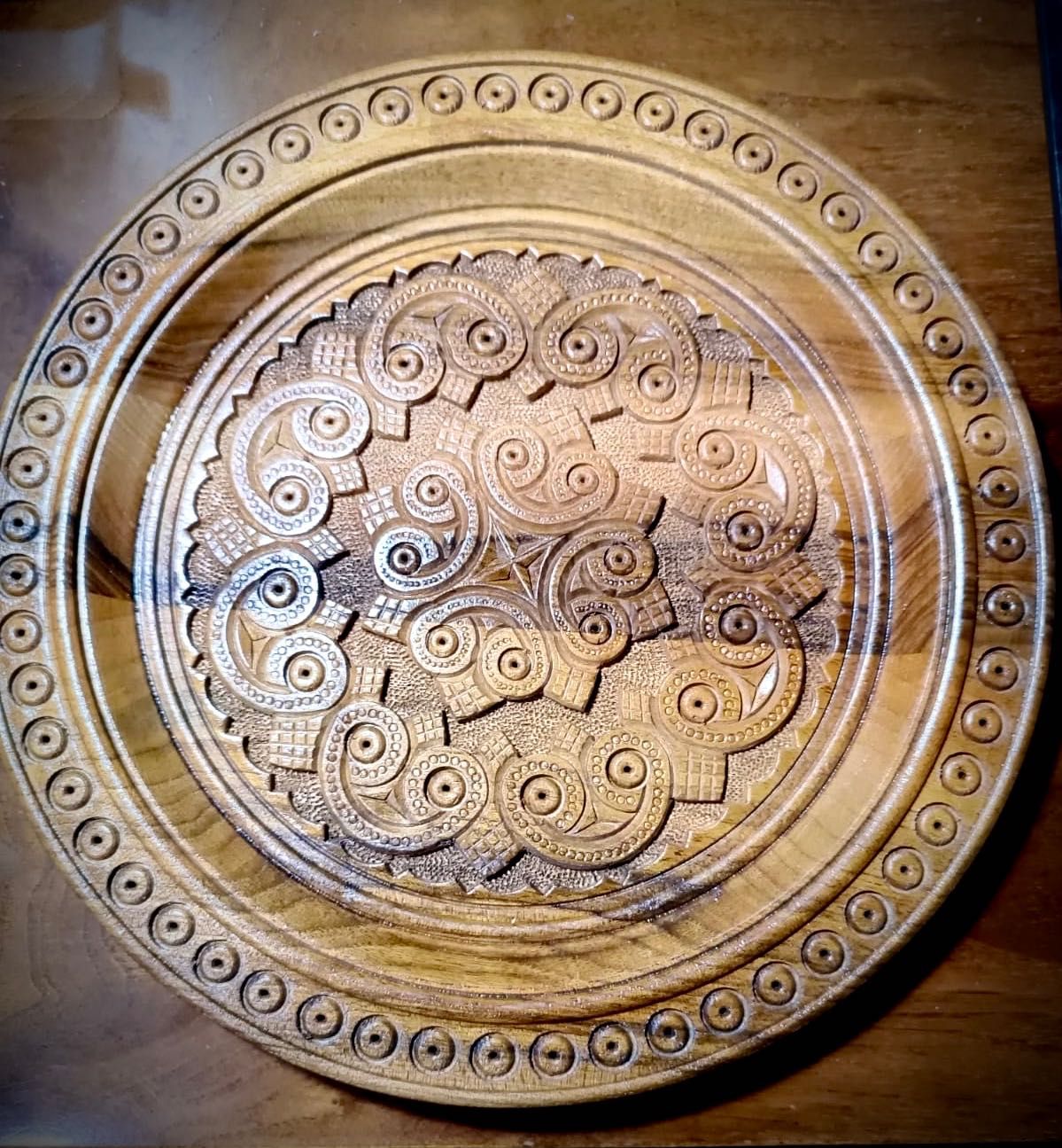 Деревянная сувенирная тарелка