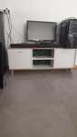 Movel Tv branco com tampo castanho