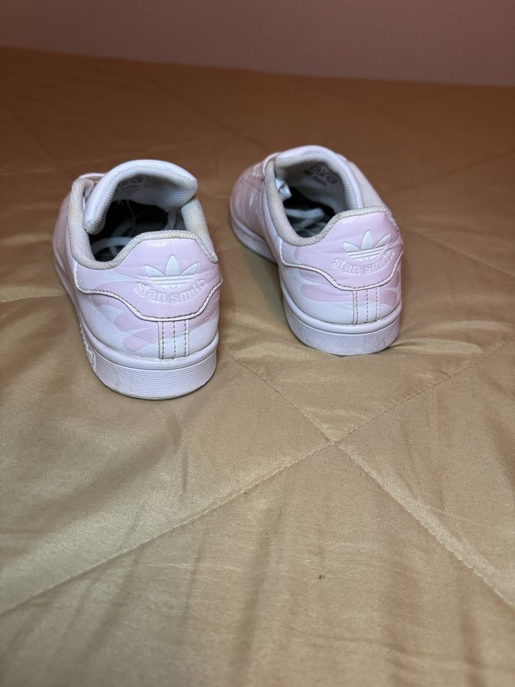 Ténis Stan Smith com logo rosa bebé da Adidas