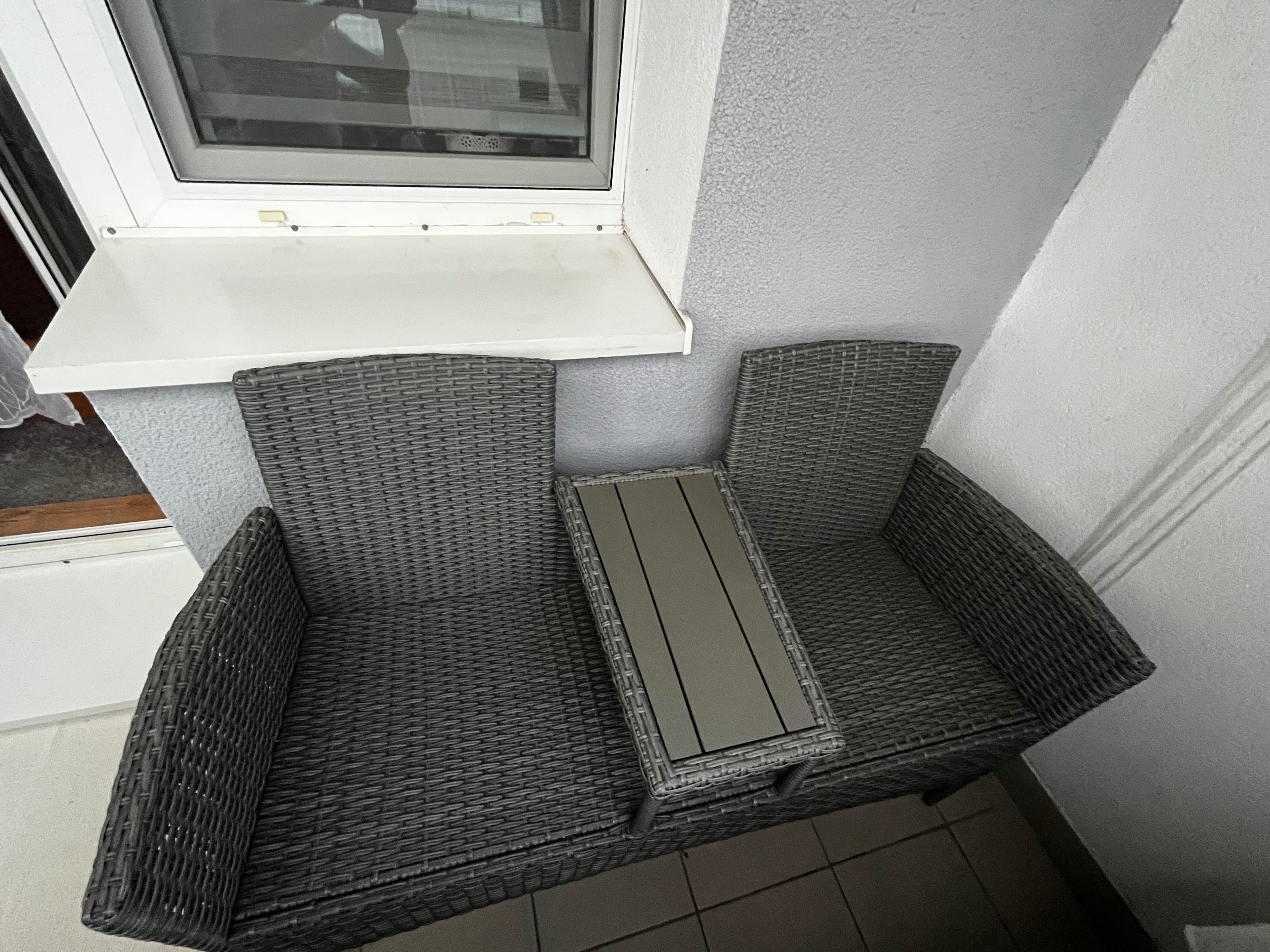 Ławka ze stoliczkiem
