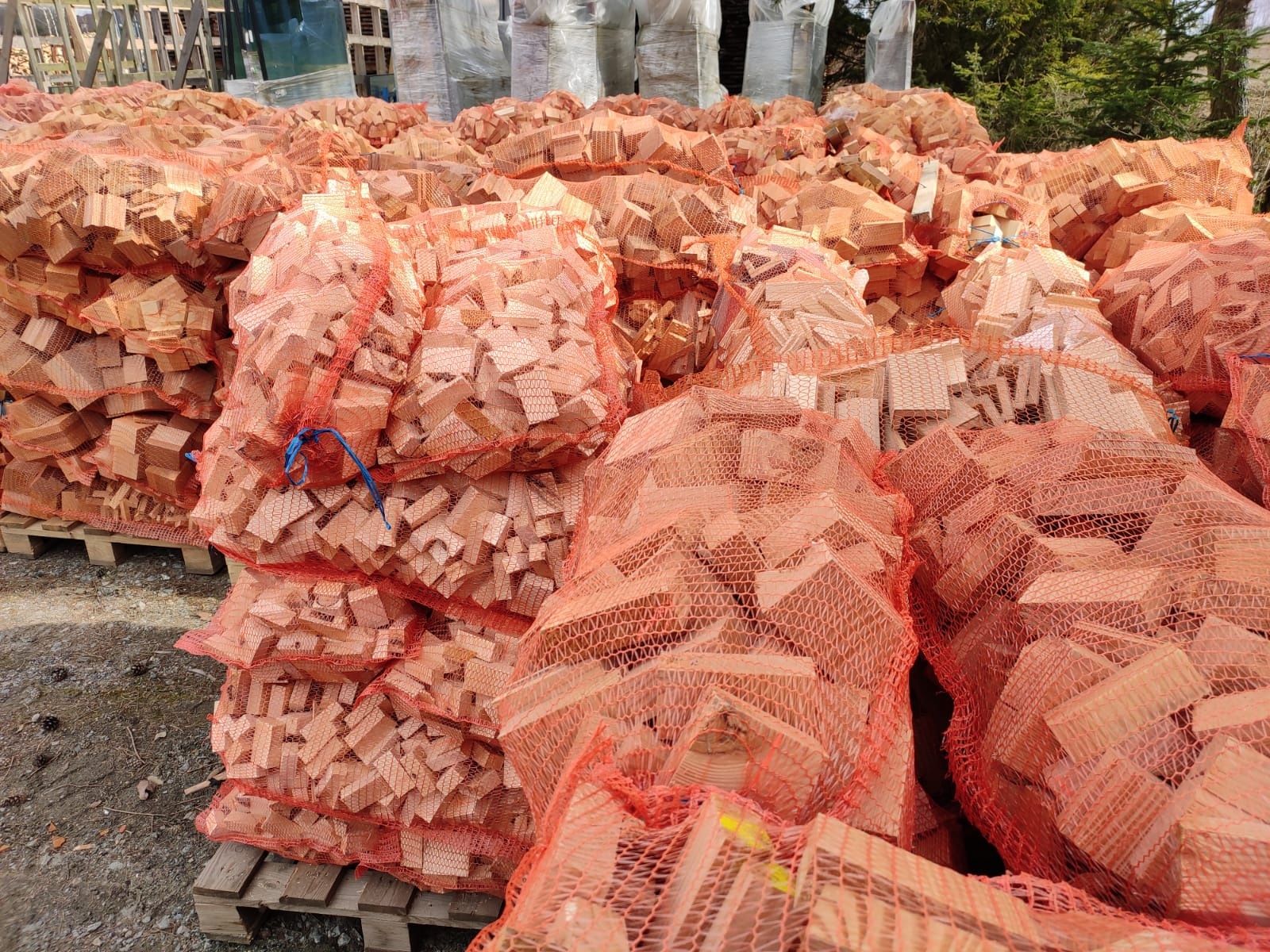 Drewno opałowe /kominkowe/klocki drewniane/Wiązki sosnowe
