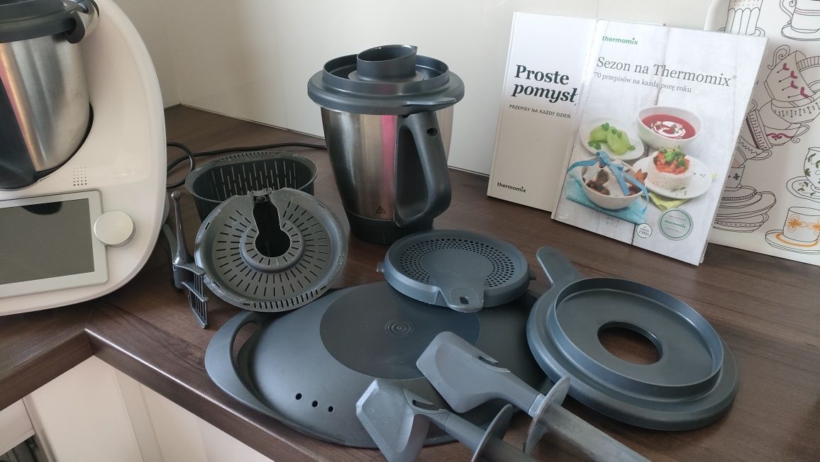 Thermomix TM6 plus dodatkowe naczynie plus akcesoria