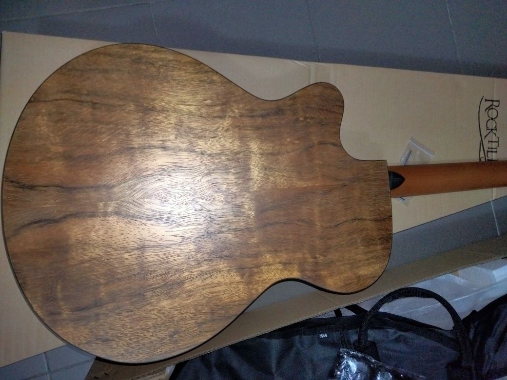 Guitarra acústica de cordas de aço.