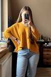 Sweter musztardowy oversize Mango z dekoltem w serek