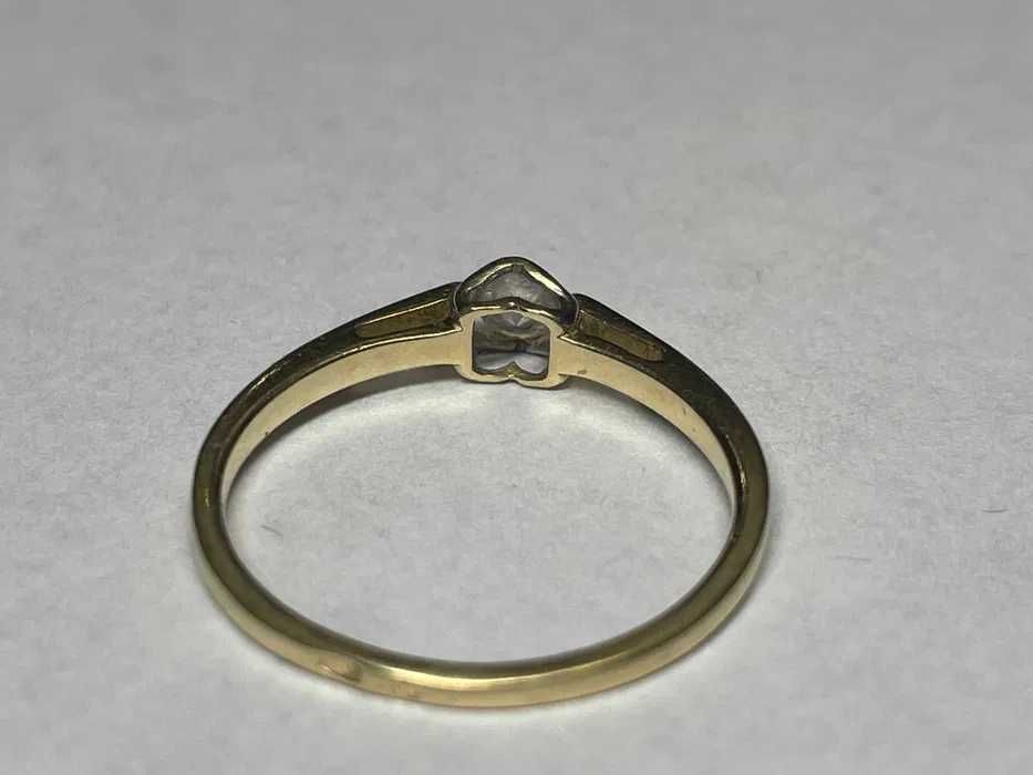 Złoty pierścionek zaręczynowy z diamentem 14kt 1,65 gran 0,15ct r.14