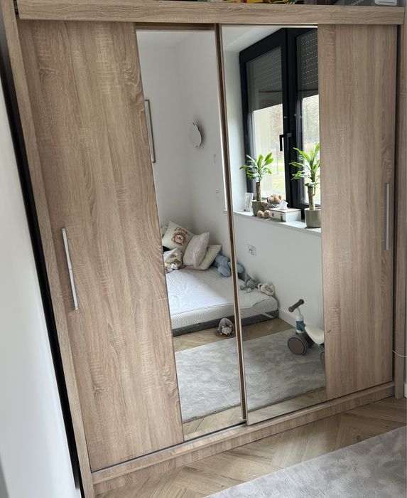 Szafa przesuwna z lustrami