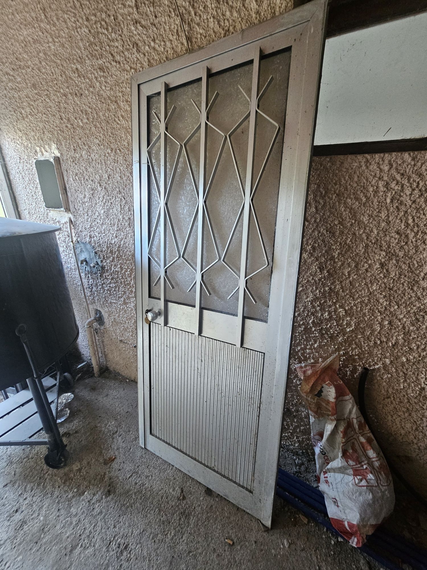 Porta alumínio usada para despachar