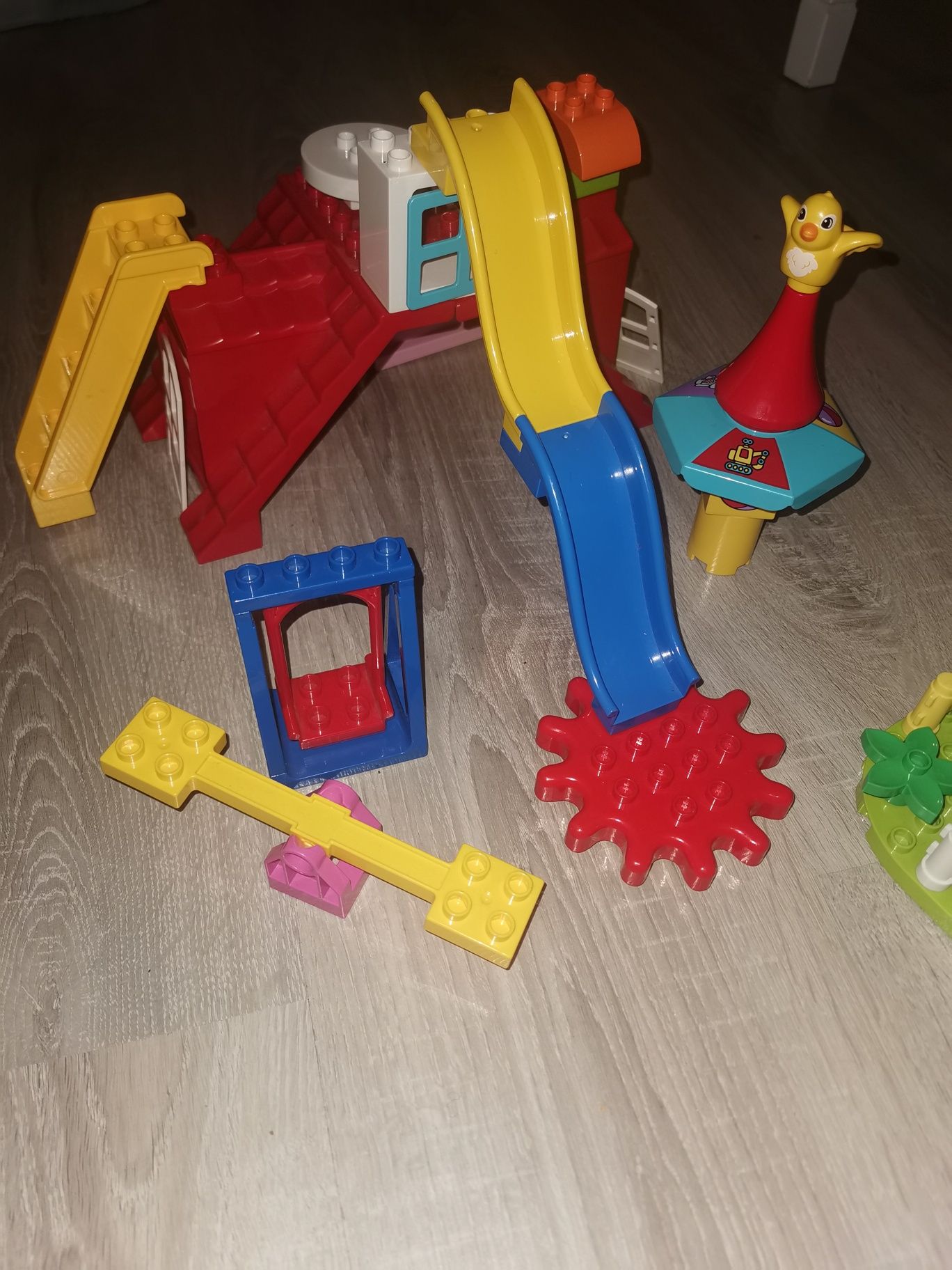 Lego Duplo domek oraz karuzela + auto, motocykl, zwierzęta