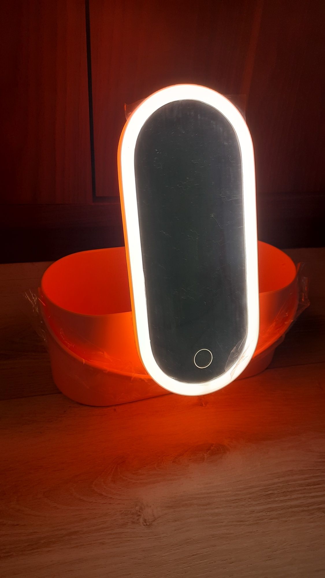 Kosmetyczny kuferek z lusterkiem LED