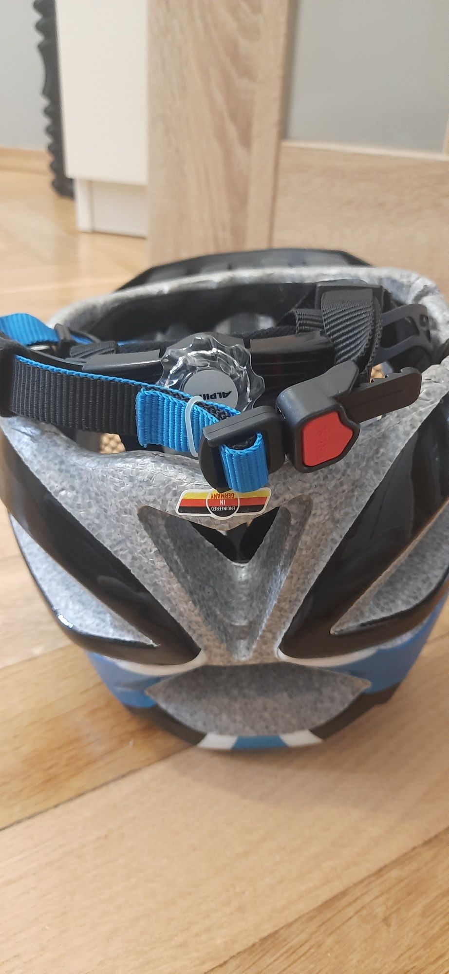 Kask rowerowy z daszkiem