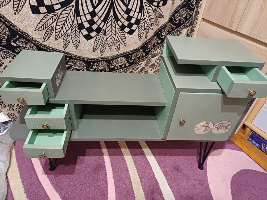 Swiezo odrestaurowana szafka