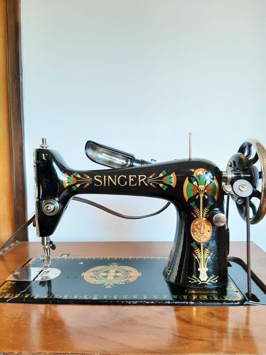Móvel com máquina de costura Singer