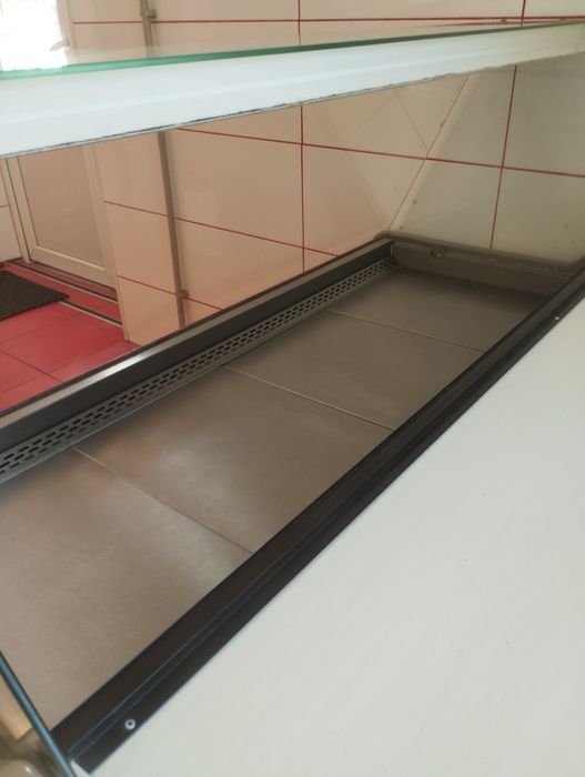 Продам холодильную витрину