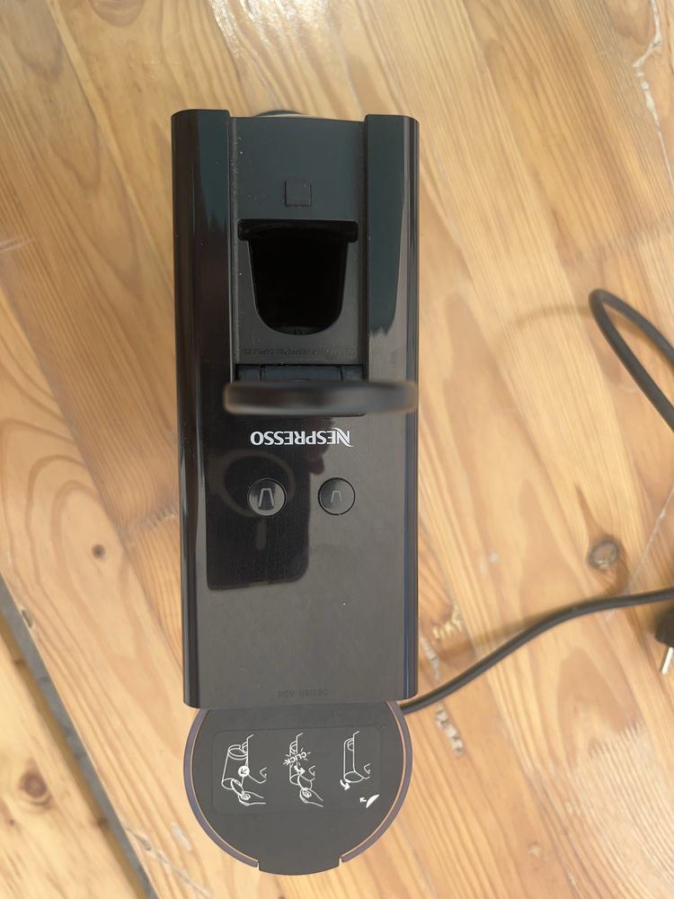 Maquina de café nespresso krups Essenza Mini em bom estado