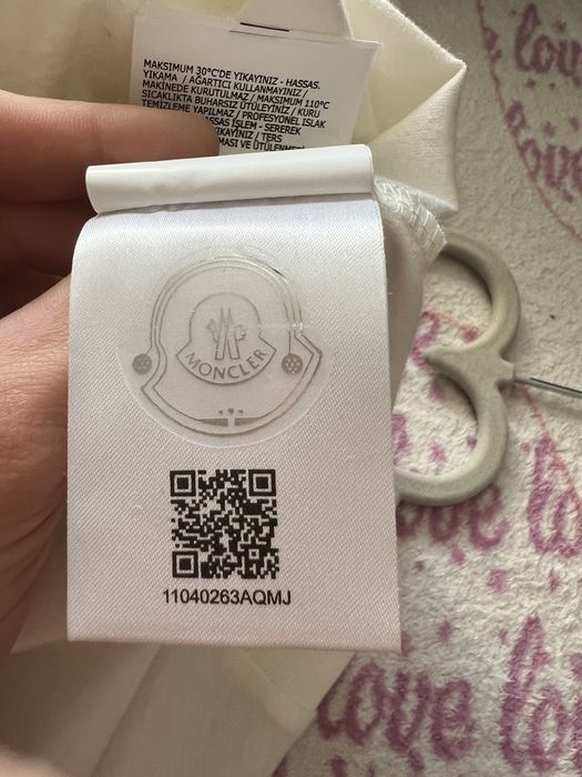 Biała koszulka z napisem moncler