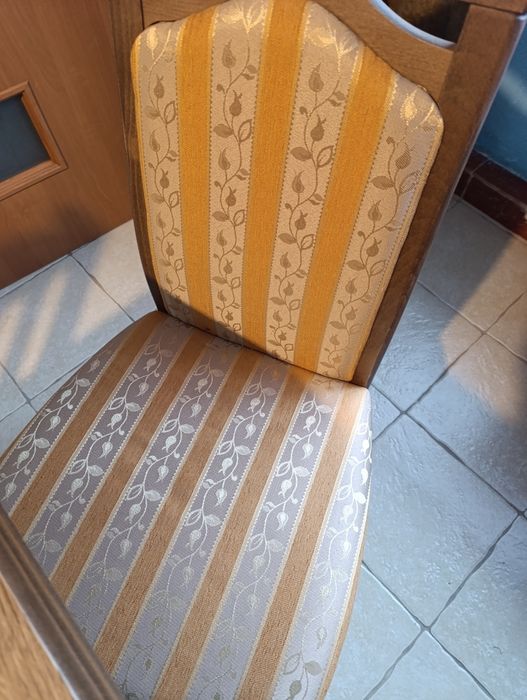 Sprzedam stół z krzesłami do jadalni