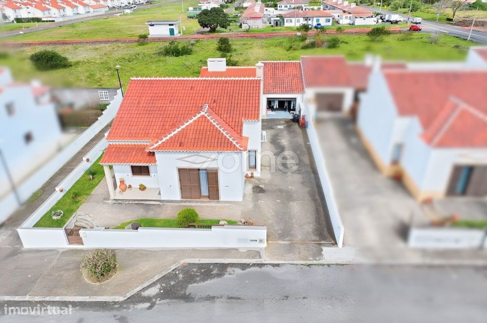 Moradia T4 - Aeroporto, Vila do Porto