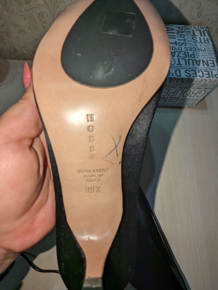 Hobbs шикарні туфлі 39-39.5 р по устілці 26 см ширина 8.5 см нові всер