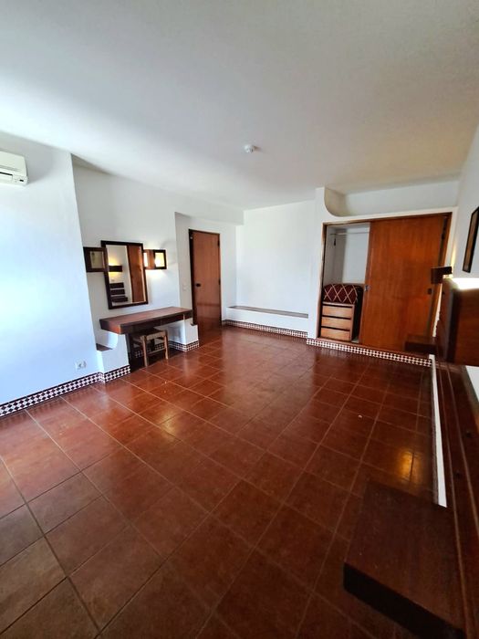 Apartamento T1 na Rua da Oura em condomínio com piscina