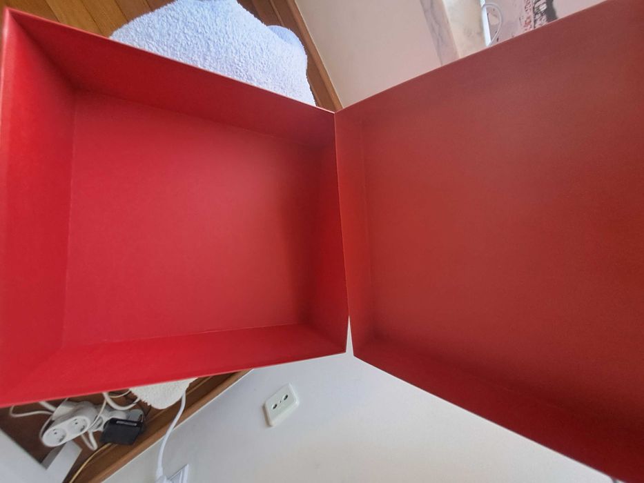 Caixa original da marca VALENTINO