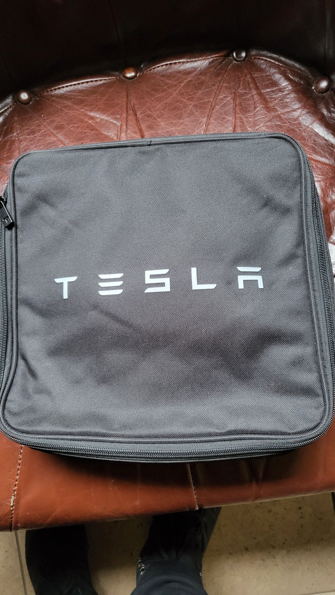 Зарядка Tesla, зарядний пристрій