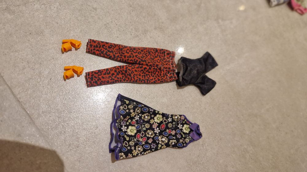 Barbie brunetka z rzęsami i dodatkowym kompletem ubranek