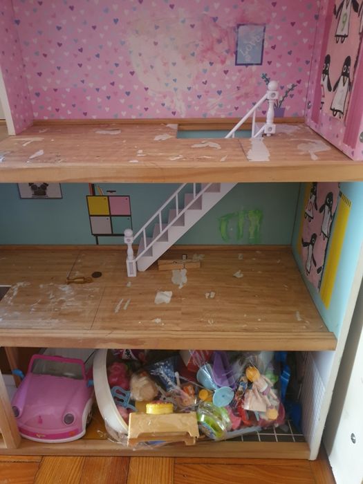 Casa e bonecos e carro Barbie.